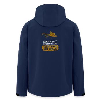 Mann mit Motorsäge sucht Frau mit Wald - Recycelte Männer Softshell-Jacke von Stanley/Stella - Navy - Hinten - AI Model Male 185 light (185cm)