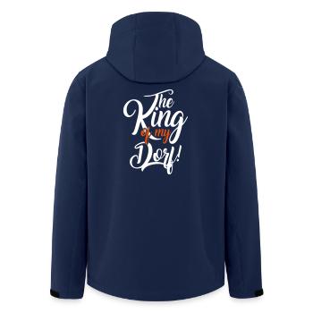 Der König im Dorf lustig Spruch - Recycelte Männer Softshell-Jacke von Stanley/Stella - Navy - Hinten - AI Model Male 185 light (185cm)