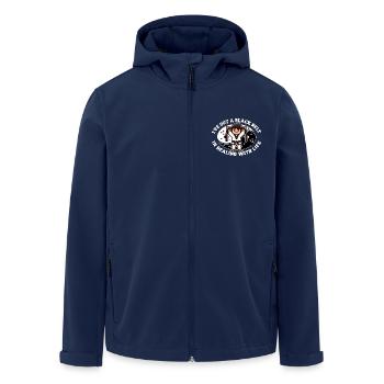 ICH HABE EINEN SCHWARZEN GÜRTEL IM UMGANG MIT DEM LEBEN - Recycelte Männer Softshell-Jacke von Stanley/Stella - Navy - Vorne - AI Model Male 185 light (185cm)