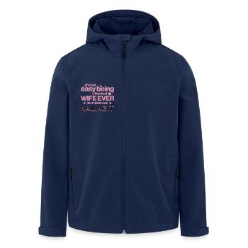 Es ist nicht einfach, die beste Ehefrau aller Zeiten zu sein Lustiges Zitat - Recycelte Männer Softshell-Jacke von Stanley/Stella - Navy - Vorne - AI Model Male 185 light (185cm)