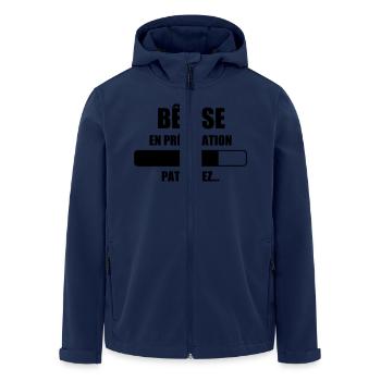 Bêtise en préparation - Humour - Drôle - Blague - Veste softshell homme en polyester recyclé Stanley/Stella - marine - Devant - AI Model Male 185 light (185cm)