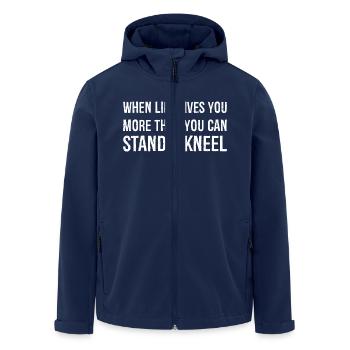 Wenn das Leben dir mehr gibt, als du stehen kannst, knie nieder - Recycelte Männer Softshell-Jacke von Stanley/Stella - Navy - Vorne - AI Model Male 185 light (185cm)