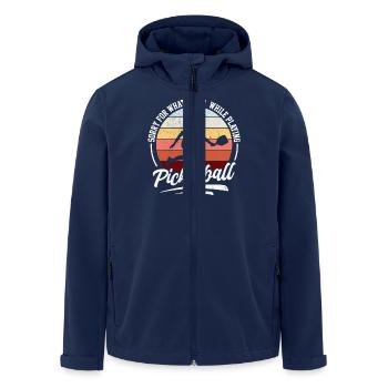 Pickleball Spruch Lustig Retro Design - Recycelte Männer Softshell-Jacke von Stanley/Stella - Navy - Vorne - AI Model Male 185 light (185cm)