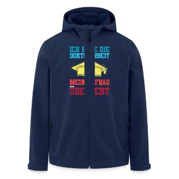 Ehemann HABE DIE DOKTORARBEIT MEINER FRAU ÜBERLEBT - Recycelte Männer Softshell-Jacke von Stanley/Stella - Navy - Vorne - AI Model Male 185 light (185cm)