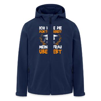 Ehemann HABE DOKTORARBEIT MEINER FRAU ÜBERLEBT - Recycelte Männer Softshell-Jacke von Stanley/Stella - Navy - Vorne - AI Model Male 185 light (185cm)