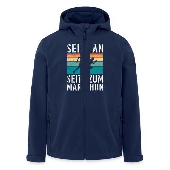 Läufer SEITE AN SEITE ZUM MARATHON Lustiges - Recycelte Männer Softshell-Jacke von Stanley/Stella - Navy - Vorne - AI Model Male 185 light (185cm)