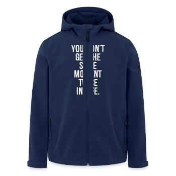 Man bekommt nicht zweimal im Leben den gleichen Moment - Recycelte Männer Softshell-Jacke von Stanley/Stella - Navy - Vorne - AI Model Male 185 light (185cm)