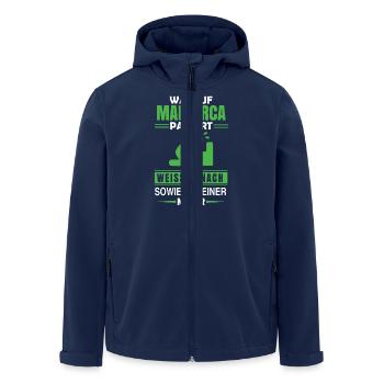 Was auf Malle passiert - Recycelte Männer Softshell-Jacke von Stanley/Stella - Navy - Vorne - AI Model Male 185 light (185cm)