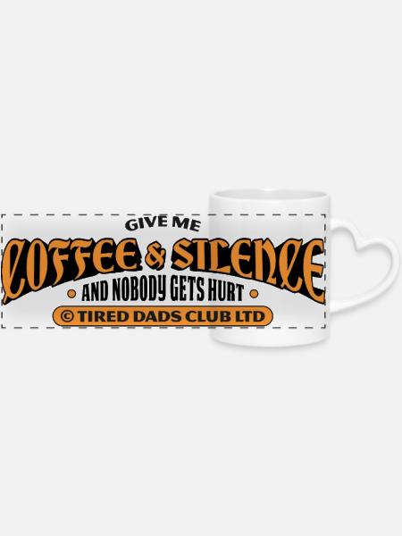 Tired Dads Club – Kaffee & Ruhe - Panoramatasse mit Herzhenkel - Weiß