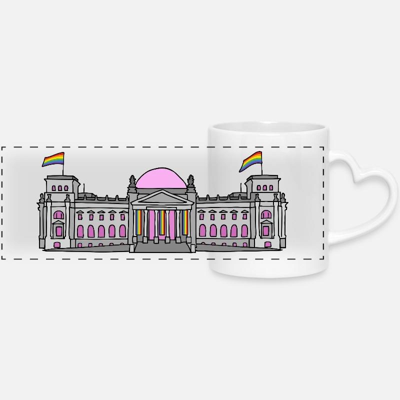 Der Bundestag in Berlin mit Regenbogenfahnen - Panoramatasse mit Herzhenkel - Weiß