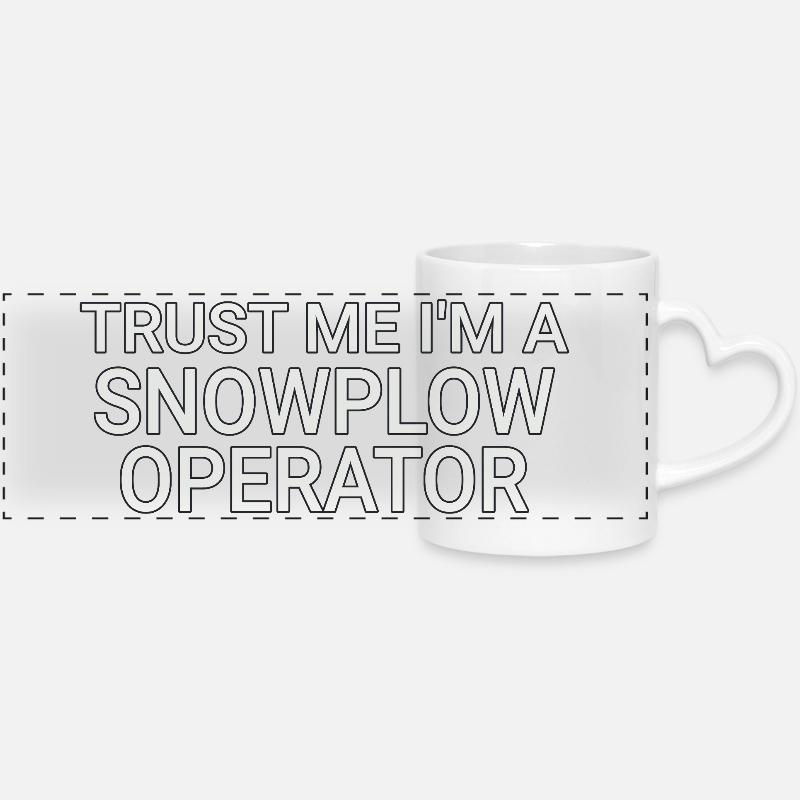 Snowplow Operator Trust Me Schneepflugfahrer - Panoramatasse mit Herzhenkel - Weiß