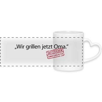 Wir grillen jetzt Oma Satzzeichen Komma Leben Omi - Panoramatasse mit Herzhenkel - Weiß - Vorne