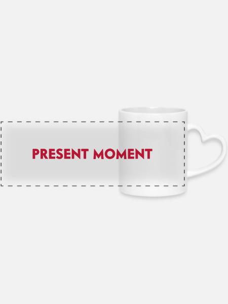 present moment - Panoramatasse mit Herzhenkel - Weiß