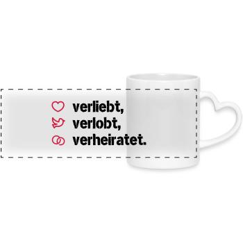 Verliebt, verlobt, verheiratet. - Panoramatasse mit Herzhenkel - Weiß - Vorne