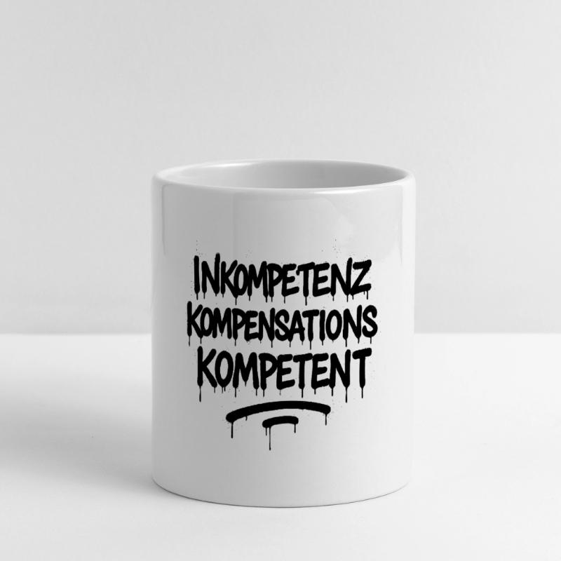Inkompetenz Kompensations Kompetenz – Büro Spruch Panoramatasse mit Herzhenkel