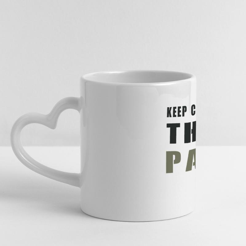 Panda tactique – Restez calme Mug panoramique avec anse en forme de cœur