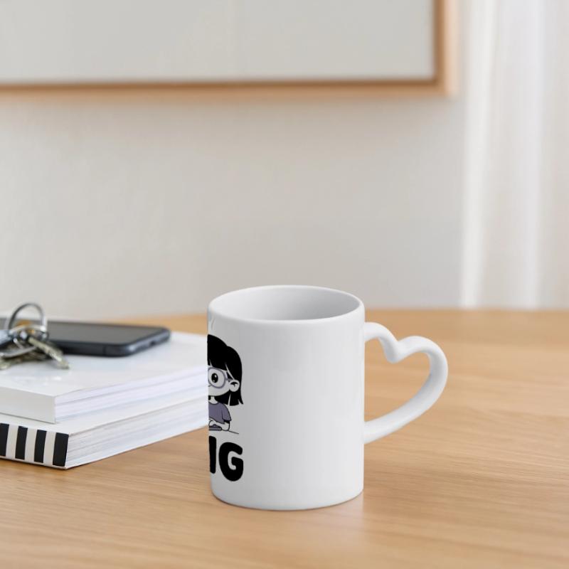 Nur ein Mädchen, das das Programmieren liebt Panoramatasse mit Herzhenkel