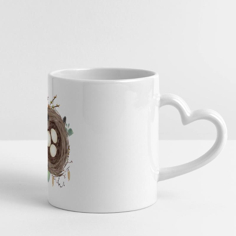 Vogelnest oder Osternest mit drei Eier und Federn Panoramatasse mit Herzhenkel