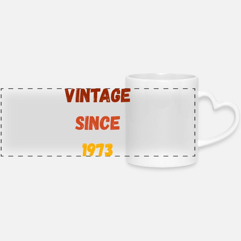 1973 Geburtstag - Vintage since 1973 - Panoramatasse mit Herzhenkel - Weiß