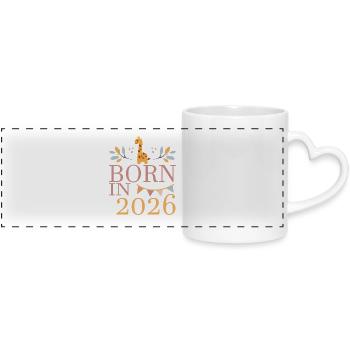 Baby Geboren in 2026 Born in 2026 Süßer Giraffe - Panoramatasse mit Herzhenkel - Weiß - Vorne