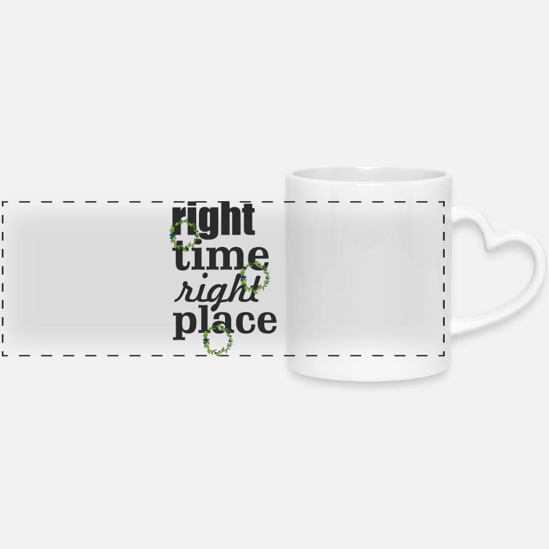 right time right place - Panoramatasse mit Herzhenkel - Weiß