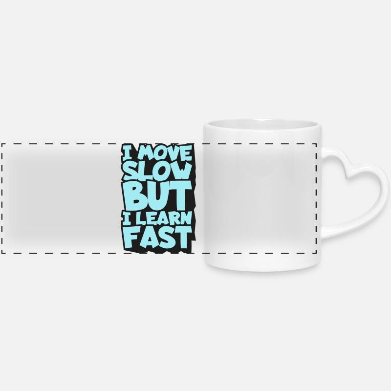 I Move Slow But I Learn Fast - Mug panoramique avec anse en forme de cœur - blanc
