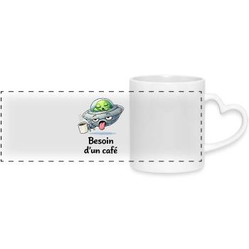 Besoin d’un café – Alien fatigué et humour décalé - Mug panoramique avec anse en forme de cœur - blanc - Devant