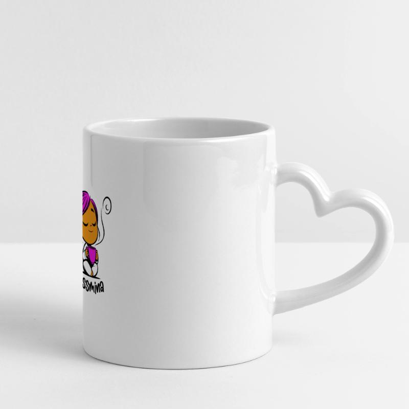 Tassmina enspannt mit einer Tasse Tee oder Kaffee Panoramatasse mit Herzhenkel
