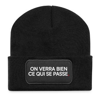 Wir werden modernen Humor sehen - Recycelte Patch Beanie - Schwarz - Vorne