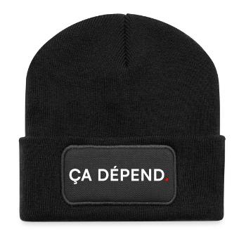 ES KOMMT DARAUF AN. Minimaler Humor-Ausdruck - Recycelte Patch Beanie - Schwarz - Vorne
