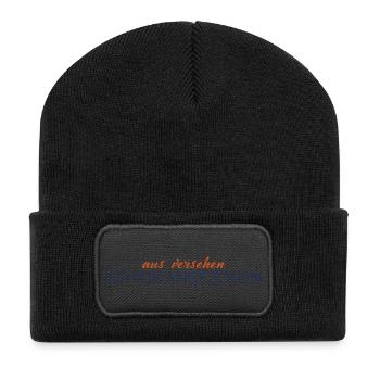 Aus Versehen schick angezogen – Statement - Recycelte Patch Beanie - Schwarz - Vorne