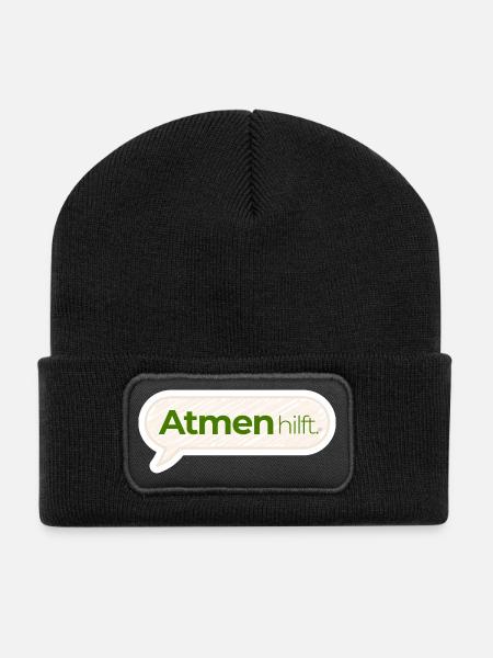 Atmen hilft – Achtsamkeitsspruch in Moosgrün - Recycelte Patch Beanie - Schwarz