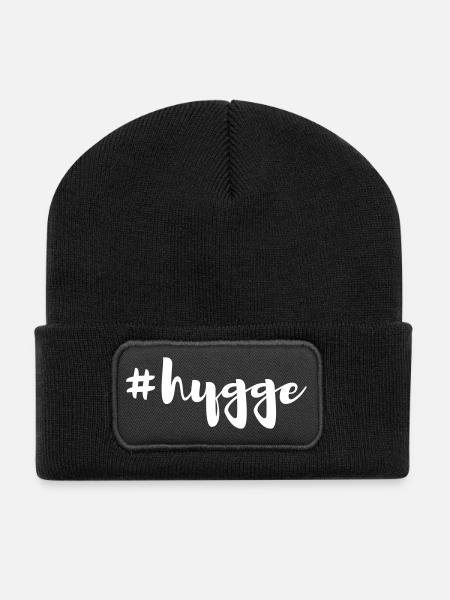Hygge Wohlfühlen Quote Hashtag Wohnen Skandinavien - Recycelte Patch Beanie - Schwarz