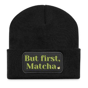 But First, Matcha – Tee & Wellness Geschenk - Recycelte Patch Beanie - Schwarz - Vorne
