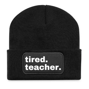 tired. teacher. Für alle übermüdeten Lehrkräfte - Recycelte Patch Beanie - Schwarz - Vorne