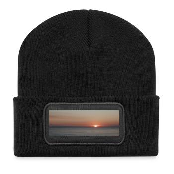 Sonnenuntergang über dem Meer - Recycelte Patch Beanie - Schwarz - Vorne