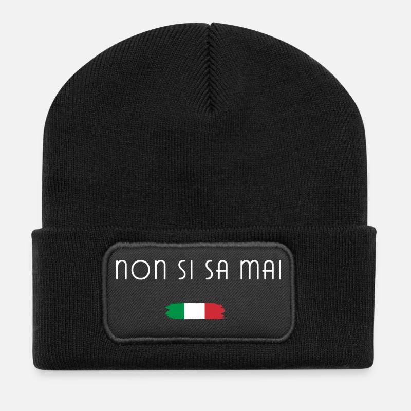 Non si sa mai – Italien Spruch Design - Recycelte Patch Beanie - Schwarz