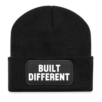 Built Different Bold Typo Logo - Recycelte Patch Beanie - Schwarz - Vorne