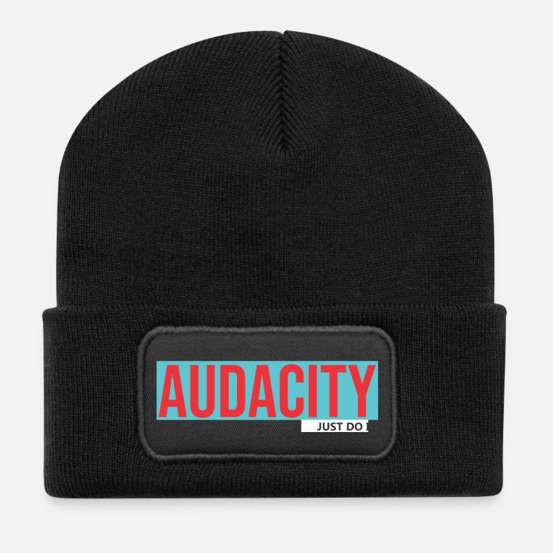 Audacity: Kräftiges Rot auf Türkis - Recycelte Patch Beanie - Schwarz