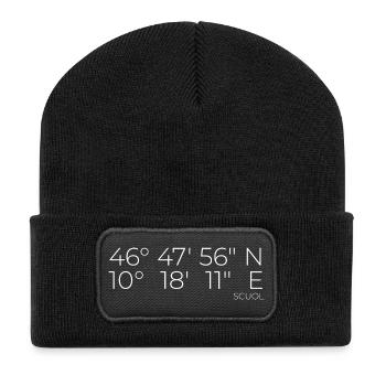 Koordinaten Scuol Graubünden Schweiz - Recycelte Patch Beanie - Schwarz - Vorne