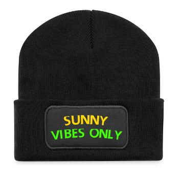 Sunny Vibes Only Typografie T-Shirt - Recycelte Patch Beanie - Schwarz - Vorne