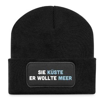 Sie Küste er wollte Meer. Spruch für Verliebte. - Recycelte Patch Beanie - Schwarz - Vorne