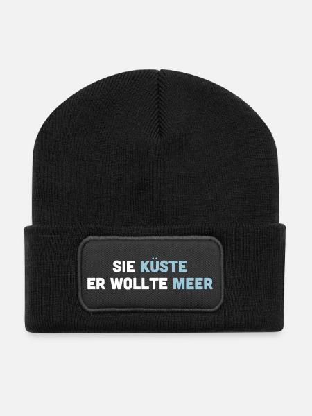 Sie Küste er wollte Meer. Spruch für Verliebte. - Recycelte Patch Beanie - Schwarz