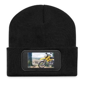 Motorrad in der Berglandschaft - Recycelte Patch Beanie - Schwarz - Vorne