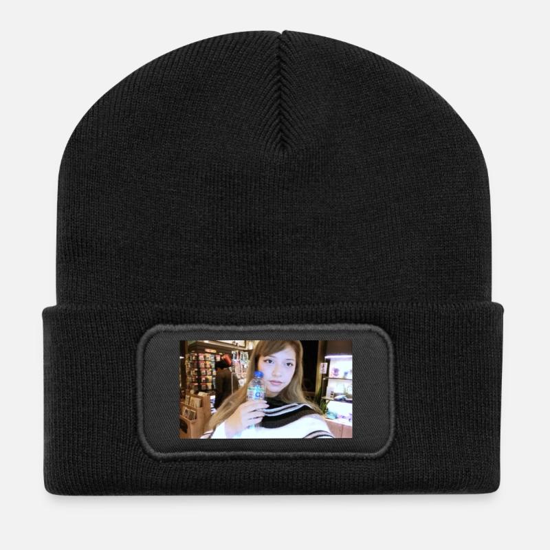 Portrait d’un modèle au musée - Beanie recyclé à patch - noir