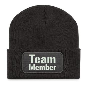 Teammitglied Typo Kollektion - Recycelte Patch Beanie - Dunkelgrau - Vorne