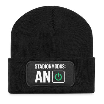 Stadionmodus: AN – Fußballfan Design - Recycelte Patch Beanie - Schwarz - Vorne