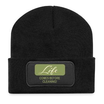 Minimalistisches Zitat über das Leben vor der Reinigung - Recycelte Patch Beanie - Schwarz - Vorne