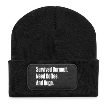 Burnout überlebt, brauche Kaffee und Umarmungen ND-Geschenk - Recycelte Patch Beanie - Schwarz - Vorne