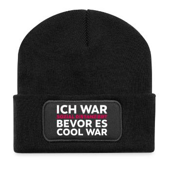 Sozial distanziert Spruch Introvertiert - Recycelte Patch Beanie - Schwarz - Vorne